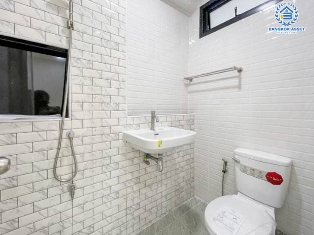 *****บ้านแฝดมือสองชั้นเดียว ย่านนนทบุรี ม.รวยรื่น ติวานนท์  บ้านสวยตกแต่งใหม่เหมือนมือหนึ่ง บนเนื้อที่ 32 ตร.ว. มาพร้อมฟังก์ชัน 3 ห้องนอน 3 ห้องน้ำ จอดรถ 1 คัน  บนทำเลศักยภาพ เชื่อมต่อถนนหลายเส้นทาง ใกล้จุดขึ้นทางด่วนงามวงศ์วาน และ รถไฟฟ้าสถานีกระทรวงสาธารณสุข เติมเต็มด้วยสิ่งอำนวยความสะดวกครบครัน